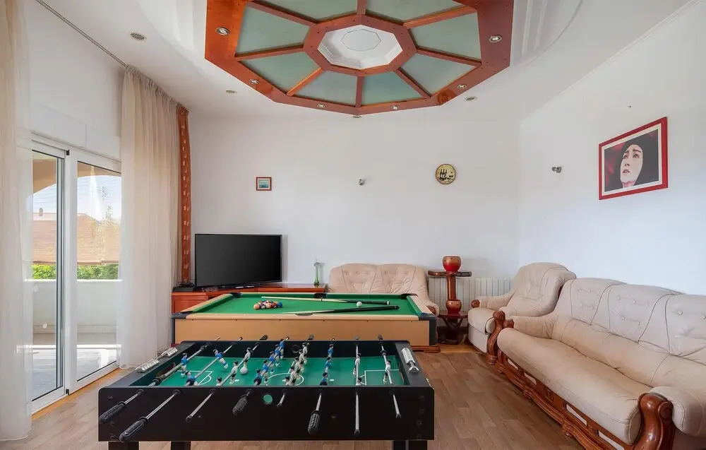 Awesome Home in Kastel Novi with WiFi, 4 Bedrooms & Hot Tub