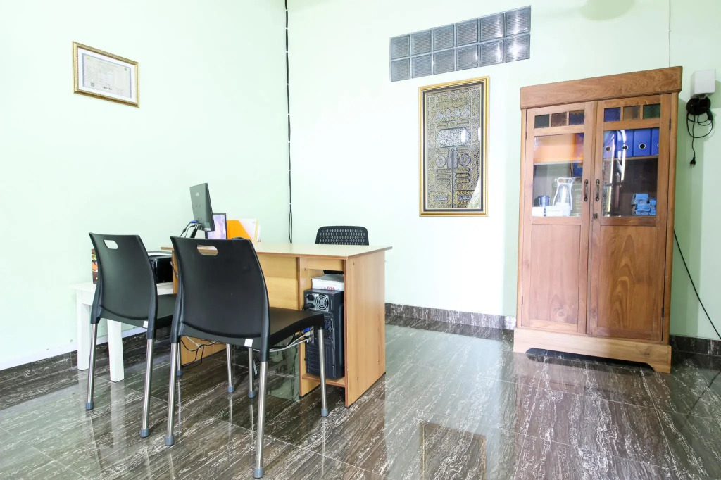 RedDoorz Plus near Taman Sari