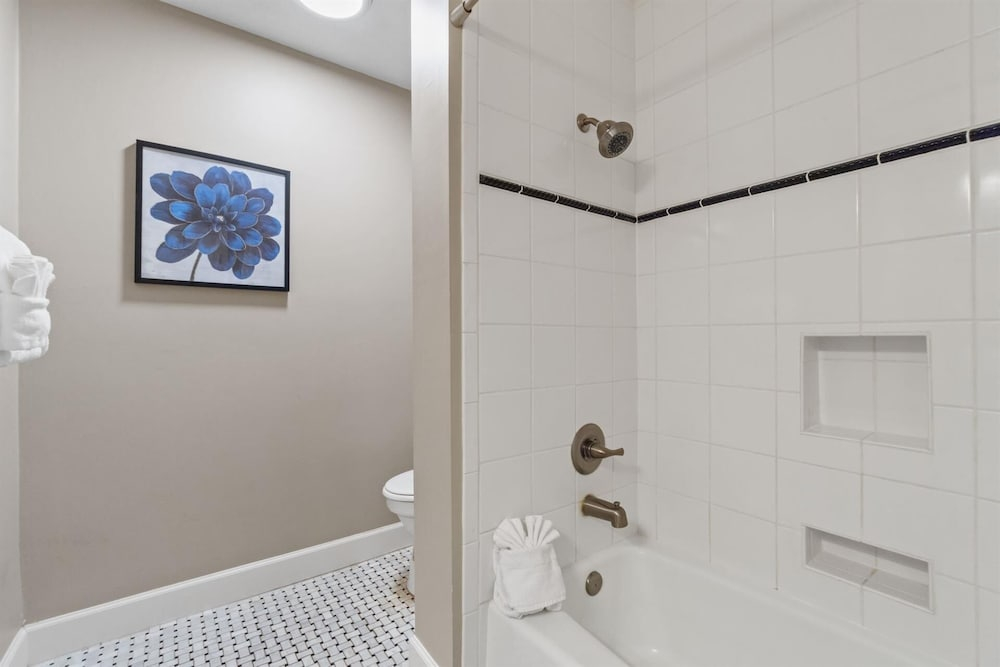 Shoreline Towers T/h 10 3 Bedroom Condo