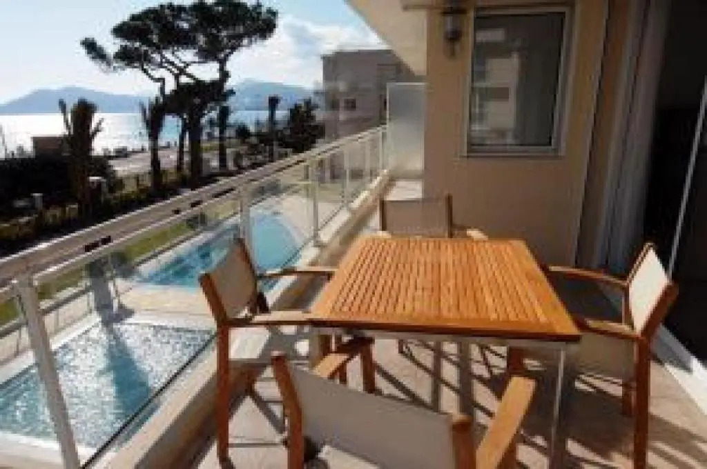 Stunning 2 Bed 2 Bath Apt on the Cannes sea Front has Swimming Pool and is a Secure Modern Building - 464