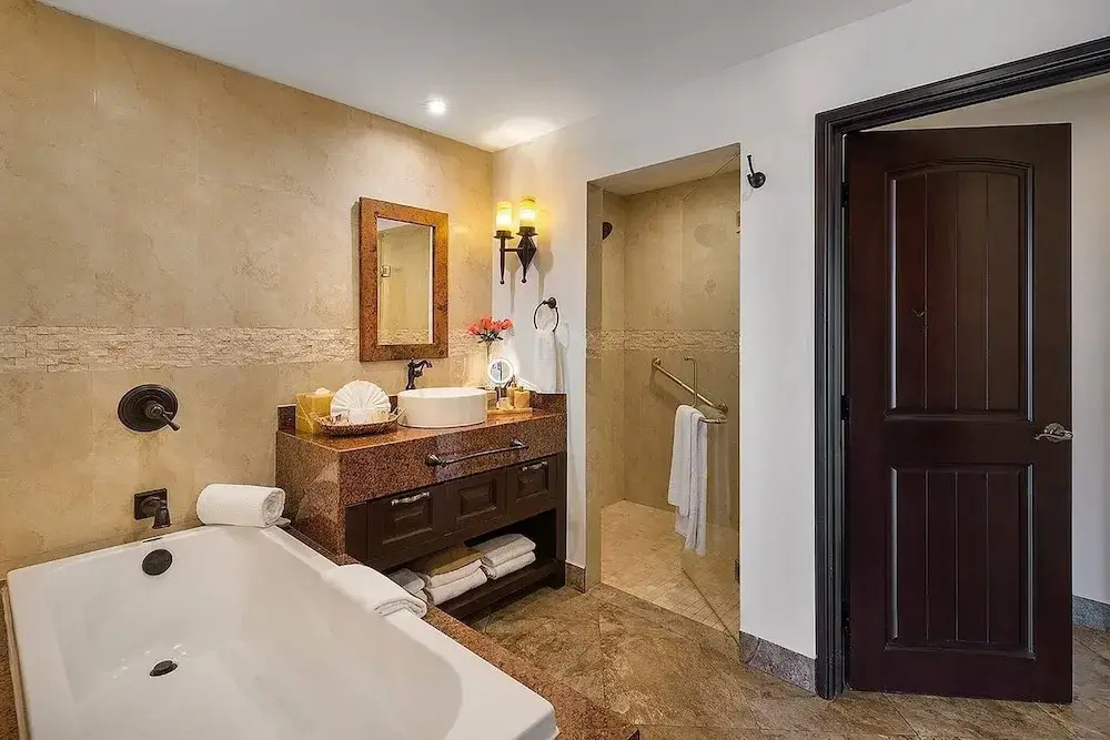 Room in Holiday House - Hacienda Encantada-king Or Queen Beds-kitchenette!