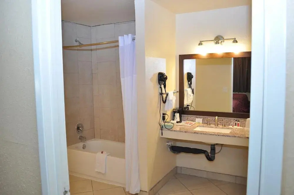 Evergreen Hotel & Suites