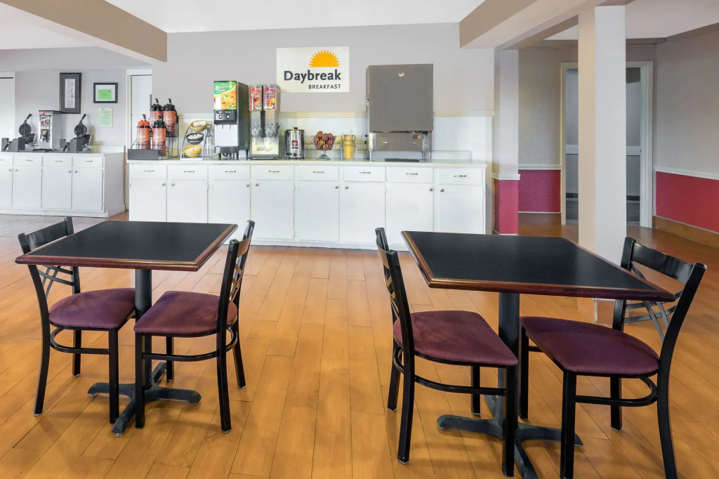 Days Inn by Wyndham College Station University Drive