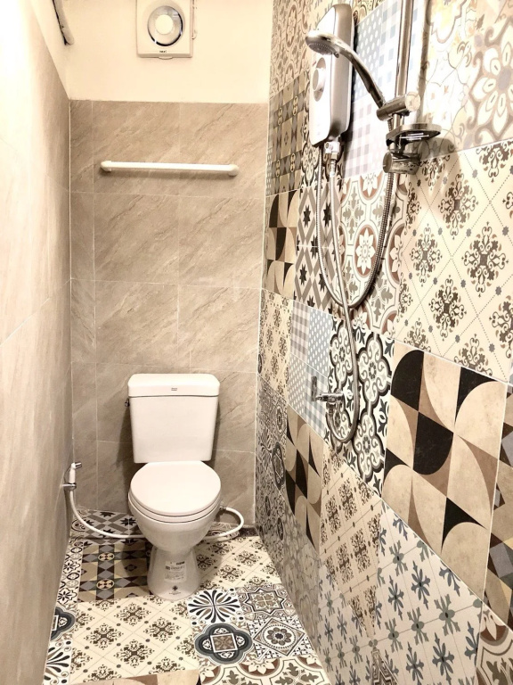 24 Poshtel Salaya
