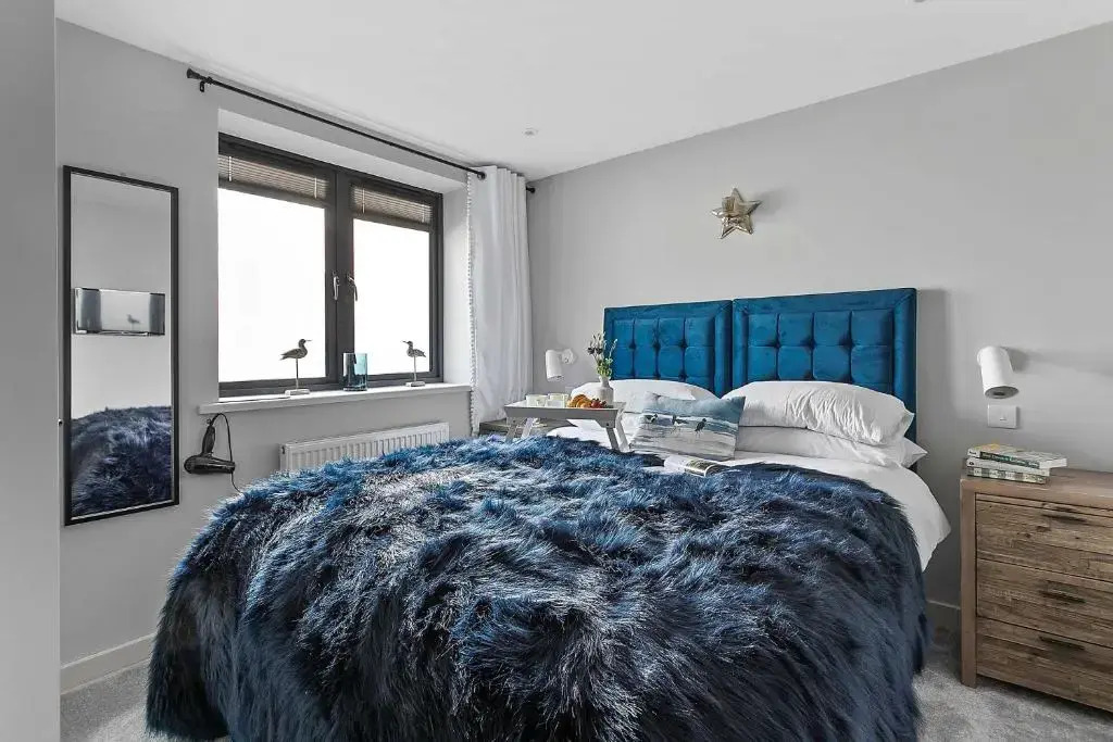 2 De Courcey House - Architect designed luxury apartment with parking, central Dartmouth