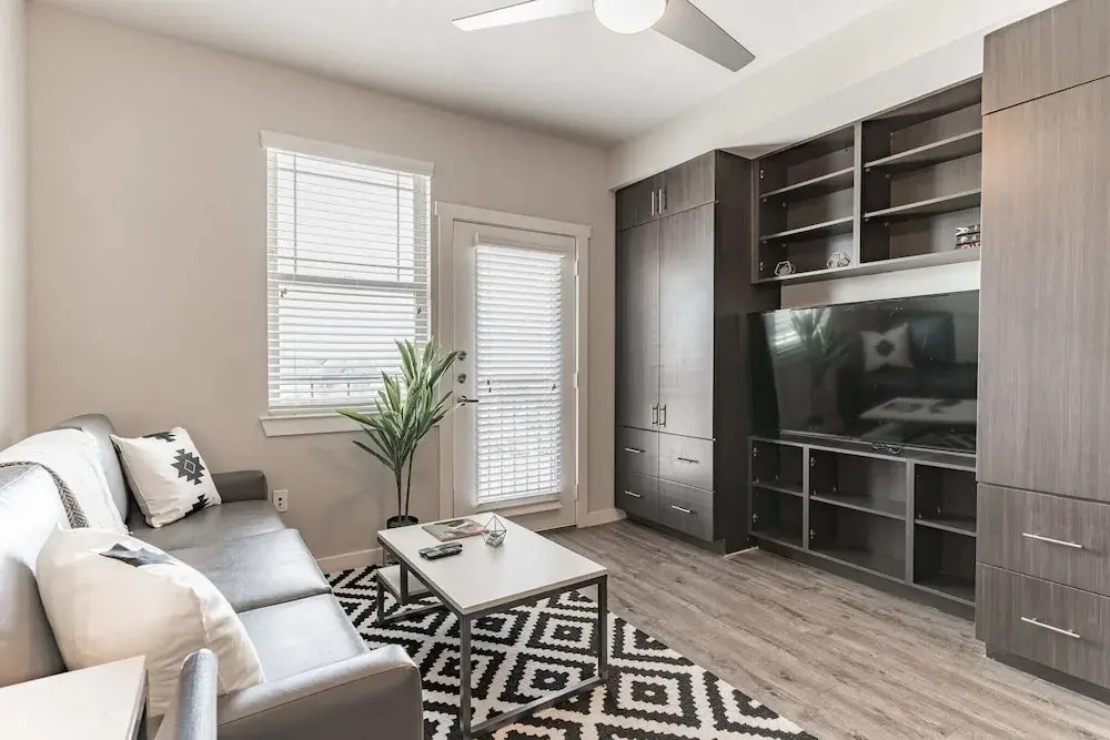 East DT Houston Getaway Near Parks and Restaurants