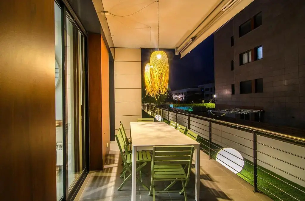 Sitges Spaces Garden Paradise 3 bedroom, 3 bathroom, huge PRIVATE garden-terrace, pool- sleeps up to 8
