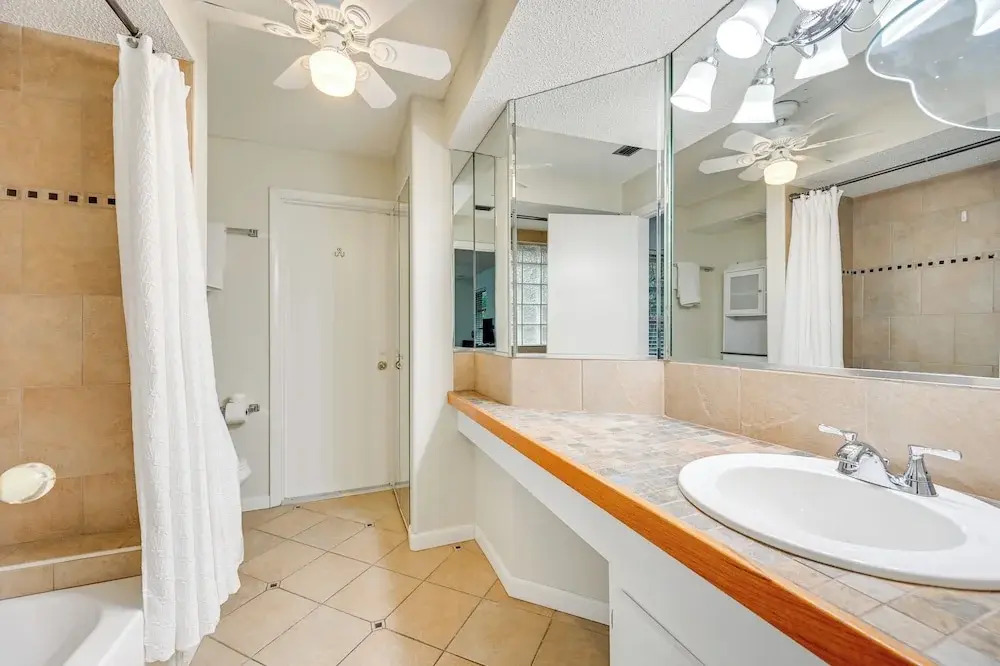 3 Mi to Naples Botanical Garden: Home w/ Hot Tub!