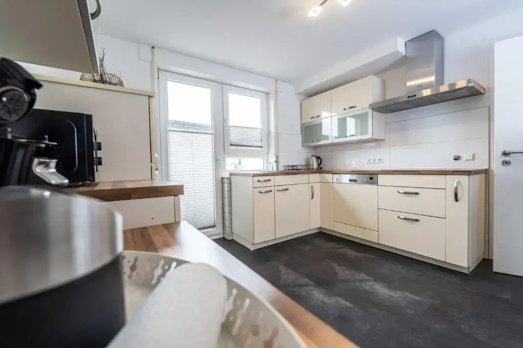 City Wohnung FN L 5 KLIMATISIERT mit Balkon und Küche