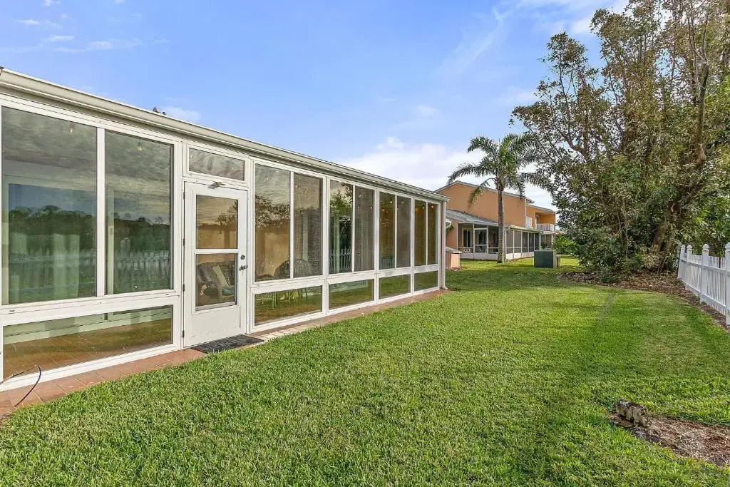 Island Oasis - 3br 2ba - steps to the ocean!