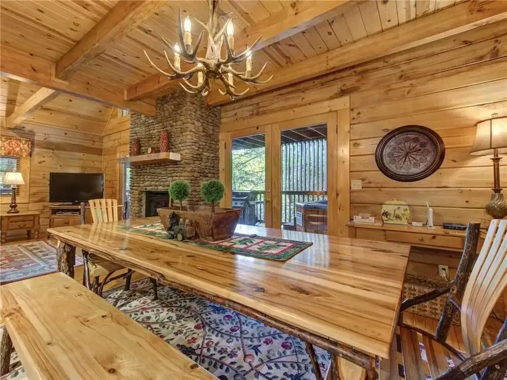 Mountain Haven 3 Bedroom Home with Hot Tub