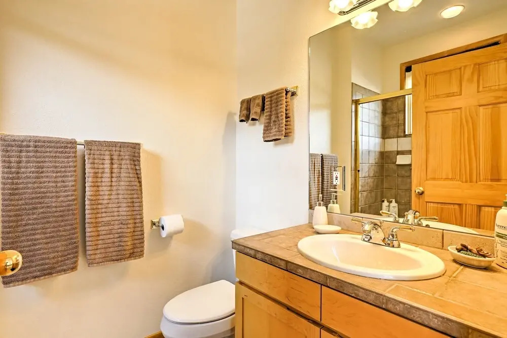 7 Mi to National Park: Grand Lake Condo w/ Deck!