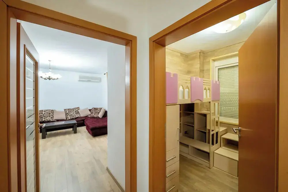 Tirent Apartment - Spacious 2-Bedroom Stay Near Liqeni i Thatë