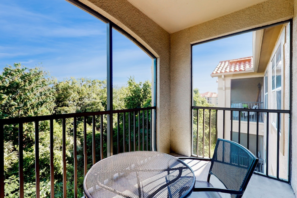 Resort Condo With Heated Pool, Gym, BBQ Area, Balcony, W/d, Children's Pool, AC
