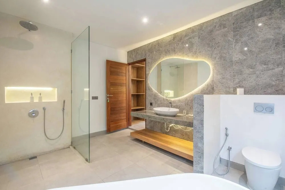 Elegant 3BR Retreat, Stylish Modern Villa Seminyak