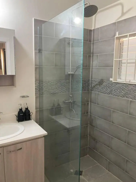 Sleeps 4 With Free Parking, 15-min to Beach