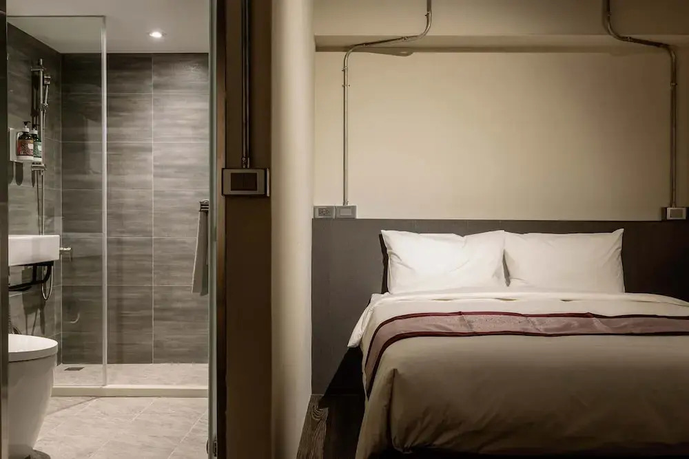 Saturn Hotel