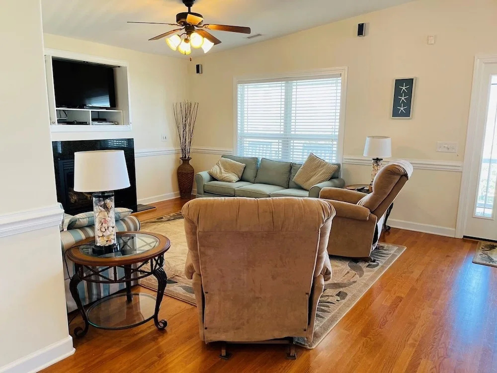 Holden' A Full House 4 Bedroom Home by RedAwning