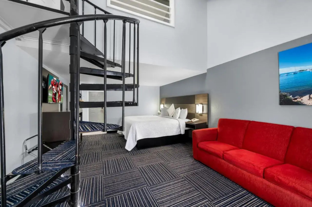 Admiralty Inn & Suites - a Red Collection Hotel