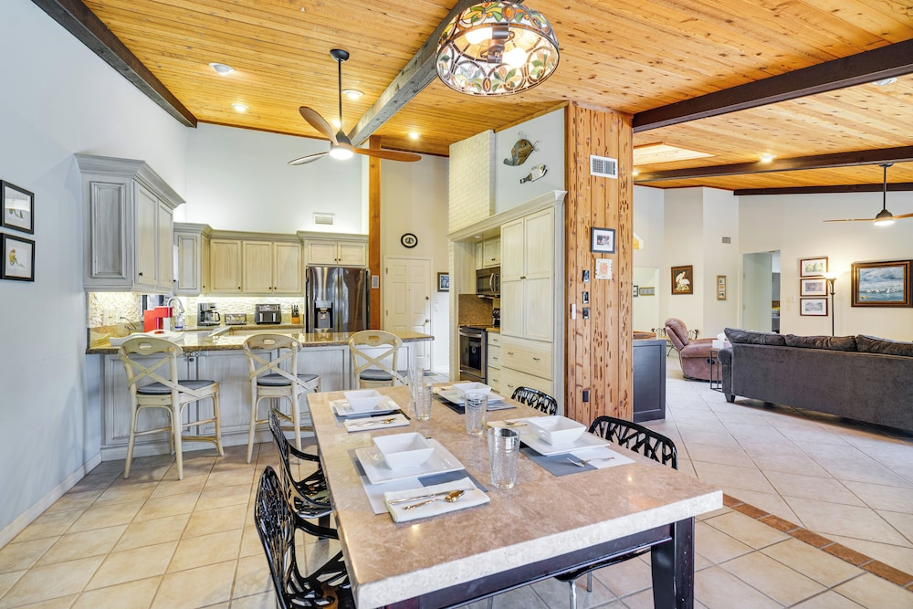 Heated Pool, 3 Mi to Dtwn: Cape Coral Escape!
