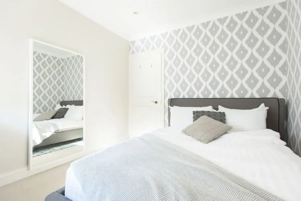 The Harrods Mews - Modern 4BDR Mews Home with Rooftop Terrace & Garage