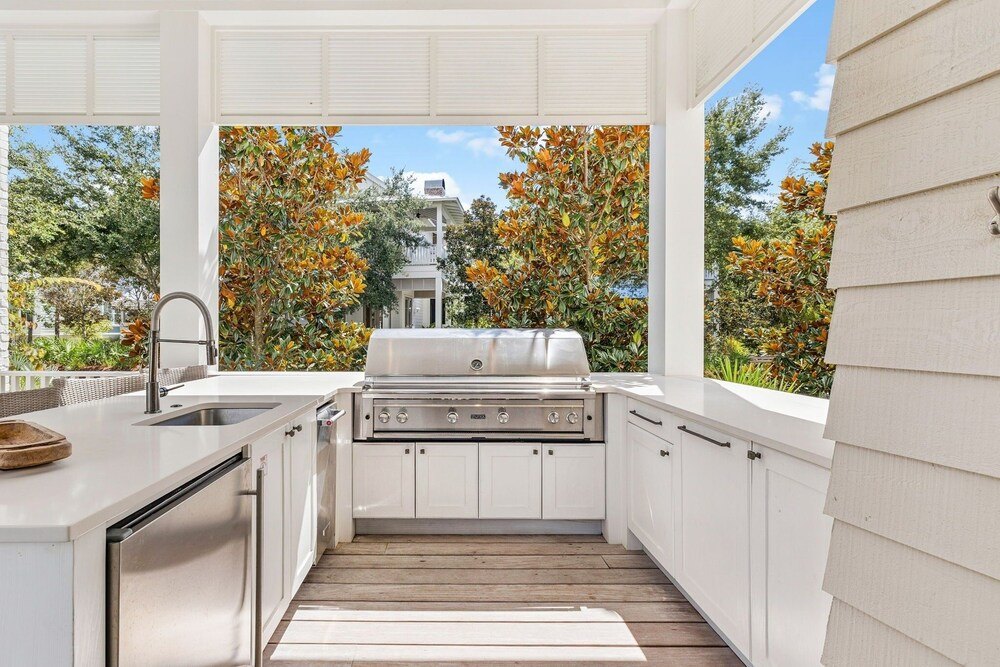'rees On Wiregrass' Private Pool, Golf Cart, Carriage House Lake District, Watercolor, Fl 5 Bedroom Home by RedAwning