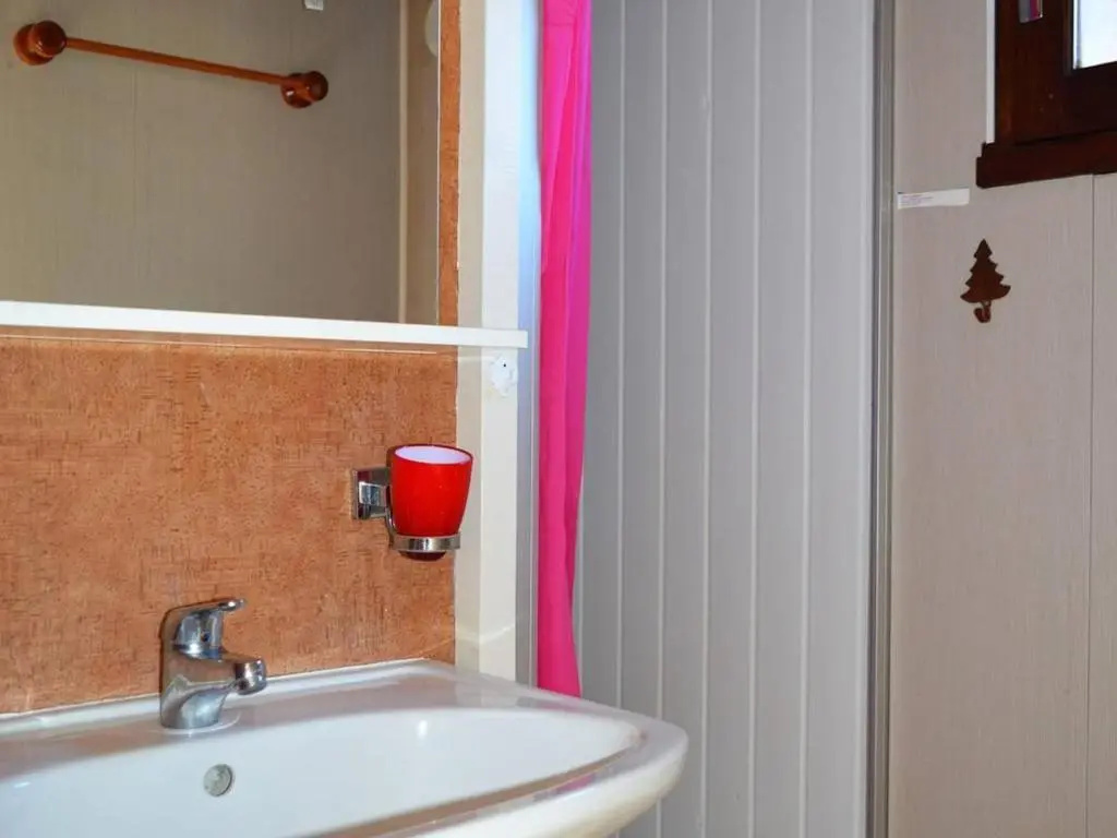 Chalet 2 pièces pour 4 pers près des pistes, terrasse sud - FR-1-592-23