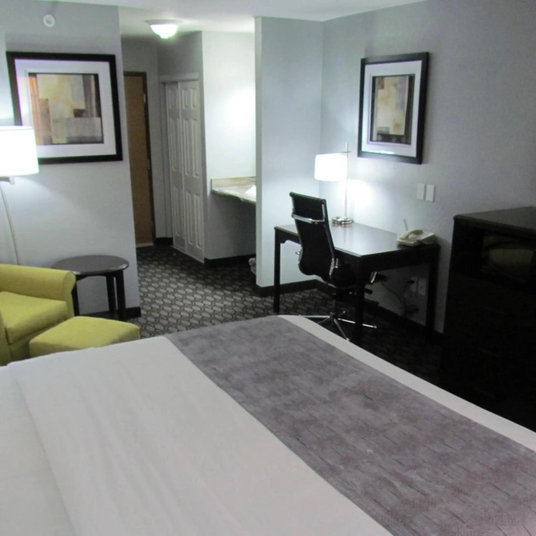 Oak Hill Inn & Suites