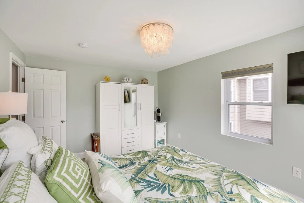 Wildwood Home w/ Deck - Walk to Beach + Boardwalk!