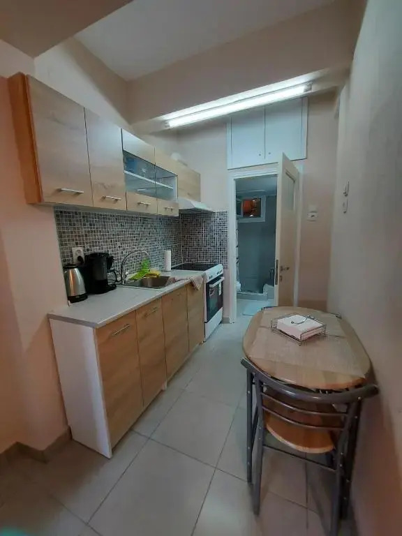 2020 renovated, sunny apartment with yard/garden