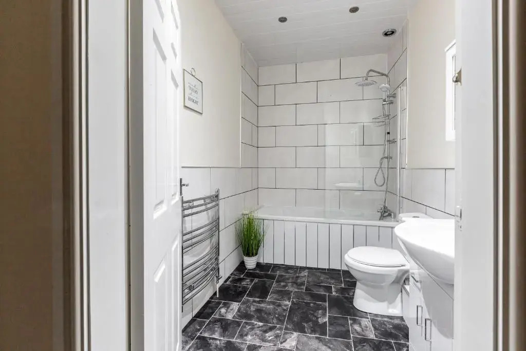JETSON HOUSE - LUXURY 4-BED WITH KING SIZE BEDROOM Near Etihad