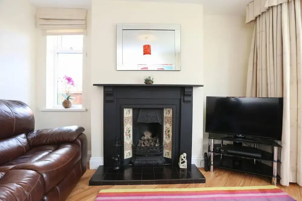 3/4 Bed House 2 Bathroom off Road Parking
