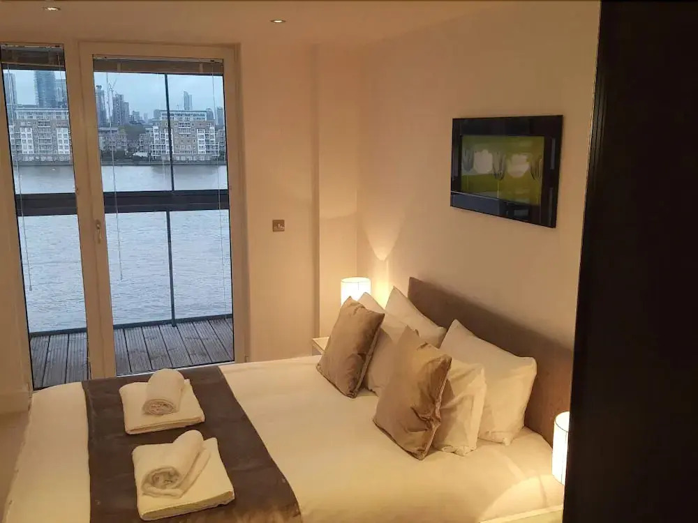2 Bedroom Apartment on the River Thames