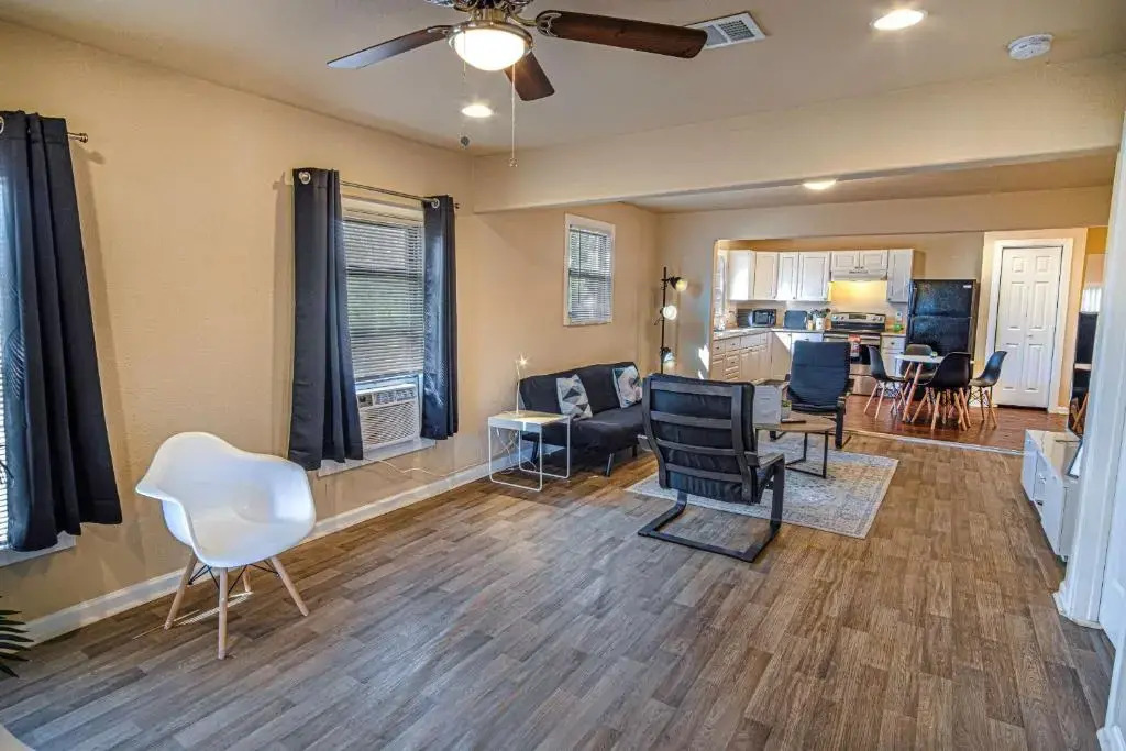 Nice 3B 2BA Near Downtown 2 Min AtandT Center