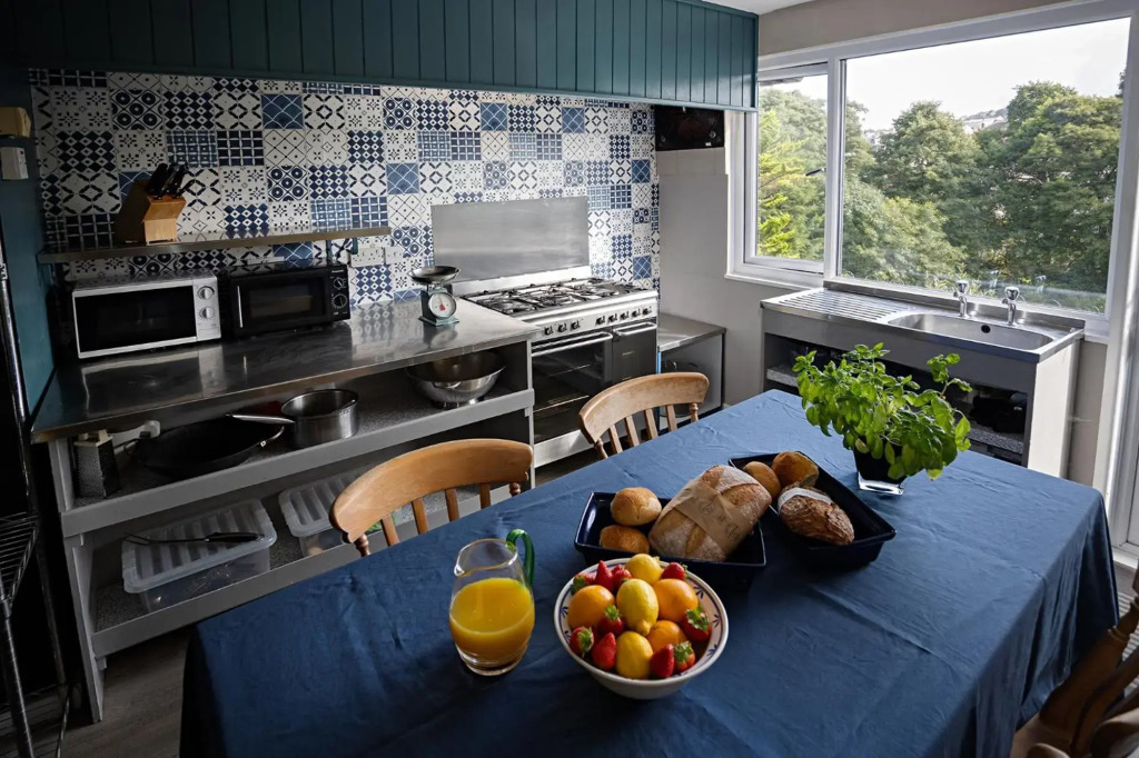 The Elmfield, 8 Bed Villa with heated indoor Swimming Pool and Cocktail Bar