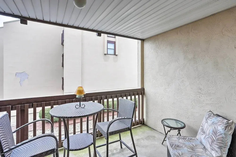 The Shores Condo w/ Beach Access < 2 Mi to Dtwn!