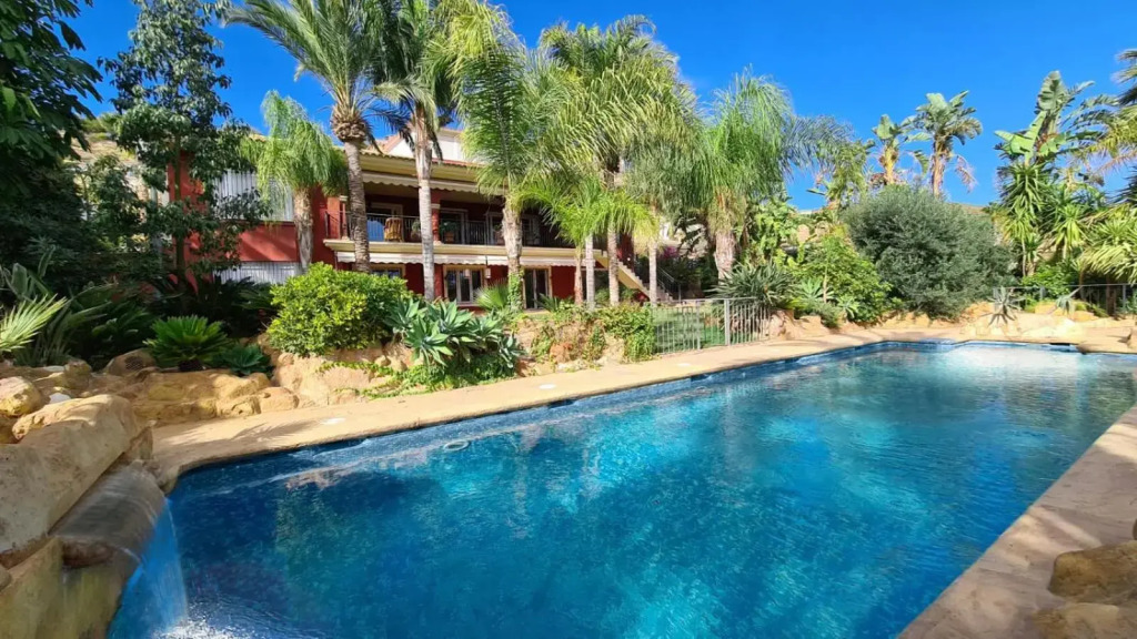 9 Bedroom 5 Star Luxury Villa & Heated Pool for 5 to 28 Guests near Alicante