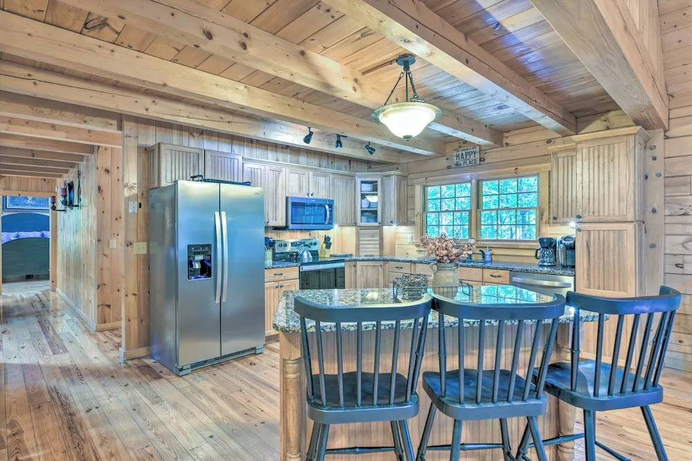 Luxury Cabin w/ Deck < 5 Miles to Sapphire Valley!