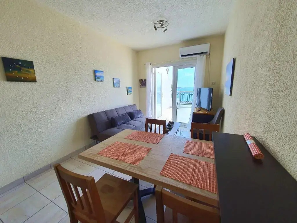 Poseidon 51 - Beachfront Two Bedroom Apartment