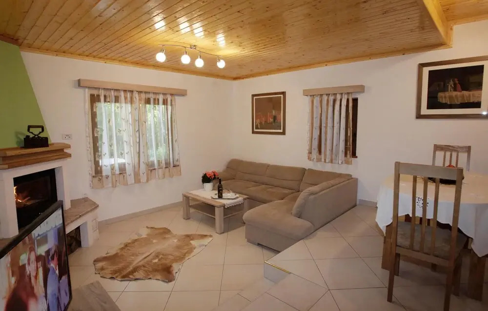 Amazing Home in Breze with Hot Tub & 4 Bedrooms