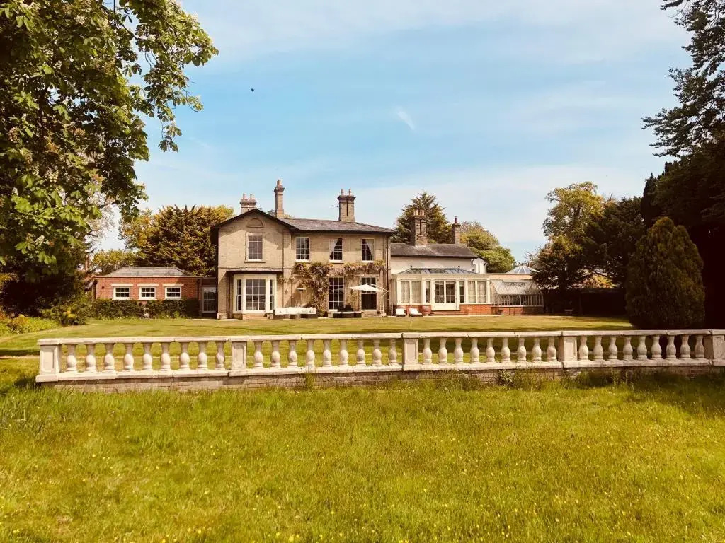 Somerleyton Meadows - The Hideaway Hut & Hot Tub