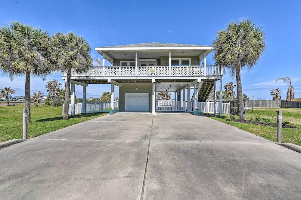 Walk to Galveston Beach: Coastal Escape w/ Yard