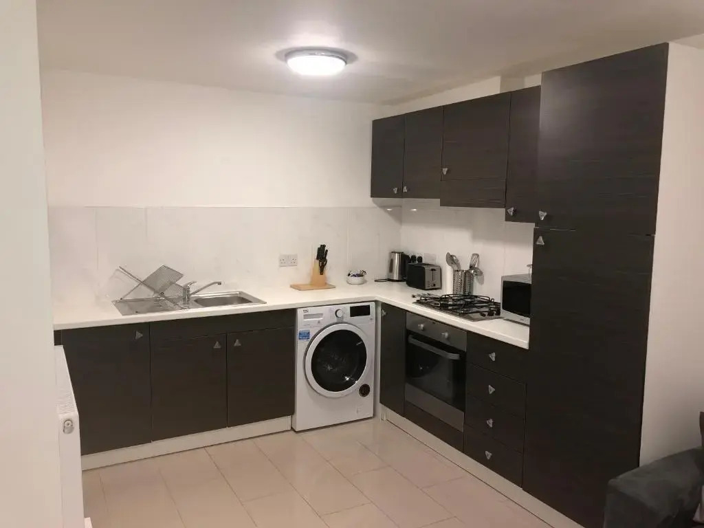 2 bedroom Large Town Centre Apartment FREE Parking