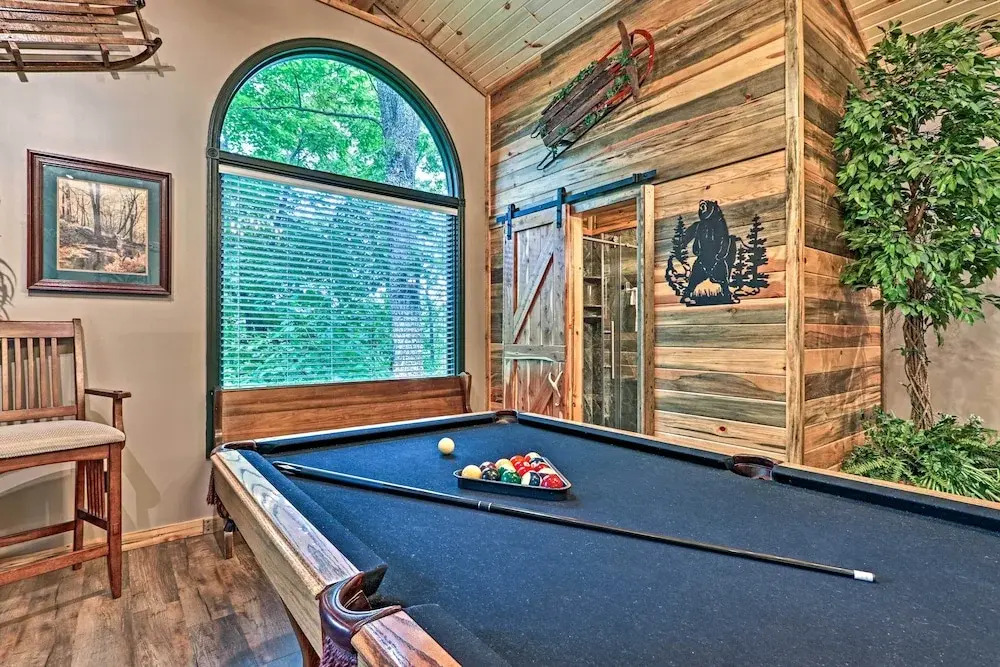 4 Mi to Gatlinburg Strip: Serene Cabin w/ Hot Tub!