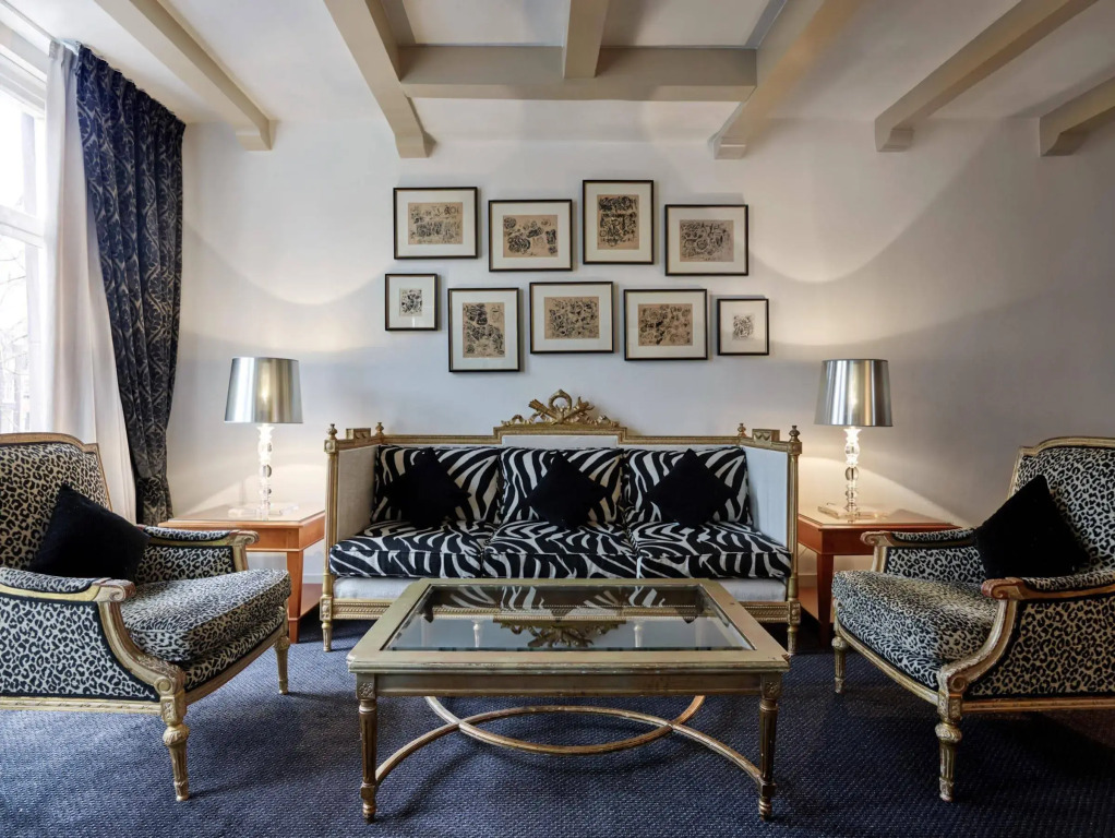 Ambassade Hotel