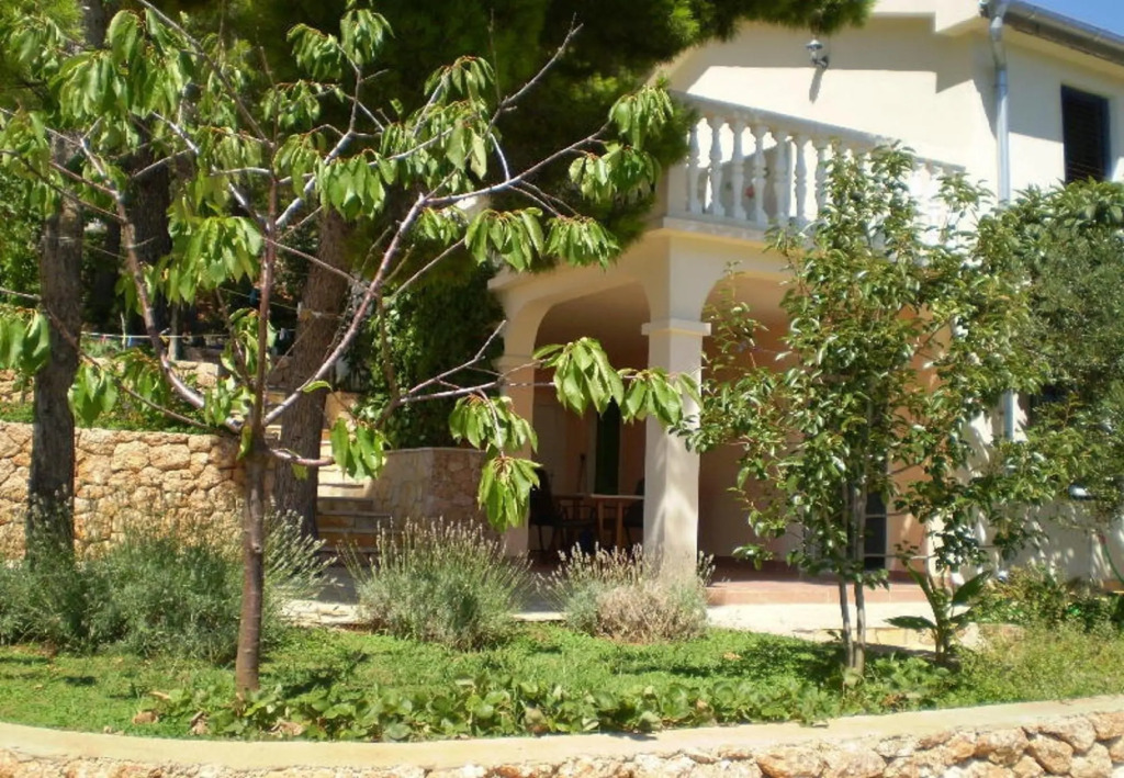 Var - With Nice Garden - A3