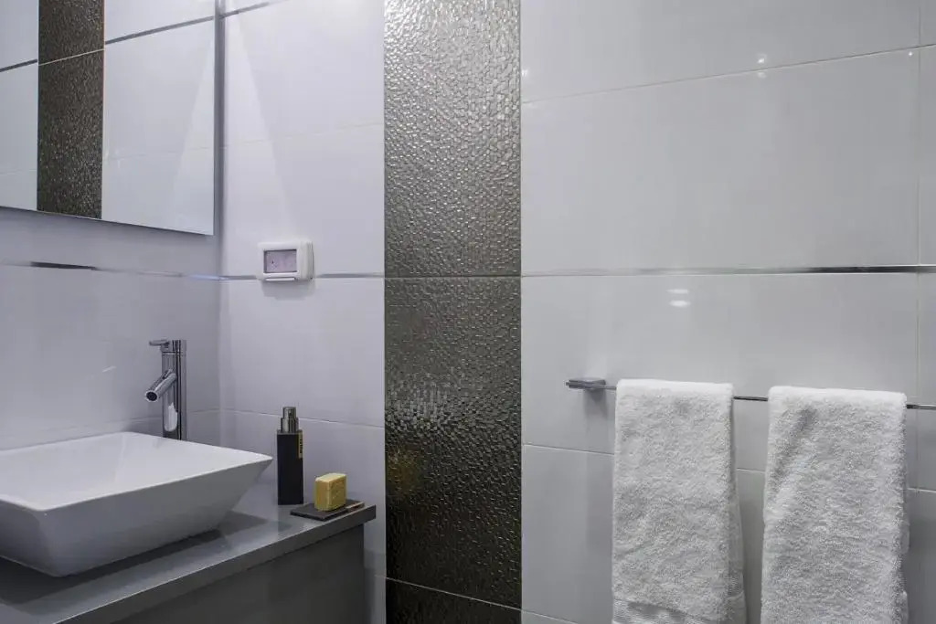 Brilliant 3BR in Shalom Aleichem 27 by HolyGuest