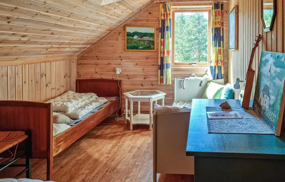 5 Bedroom Lake Front Home In Hornnes