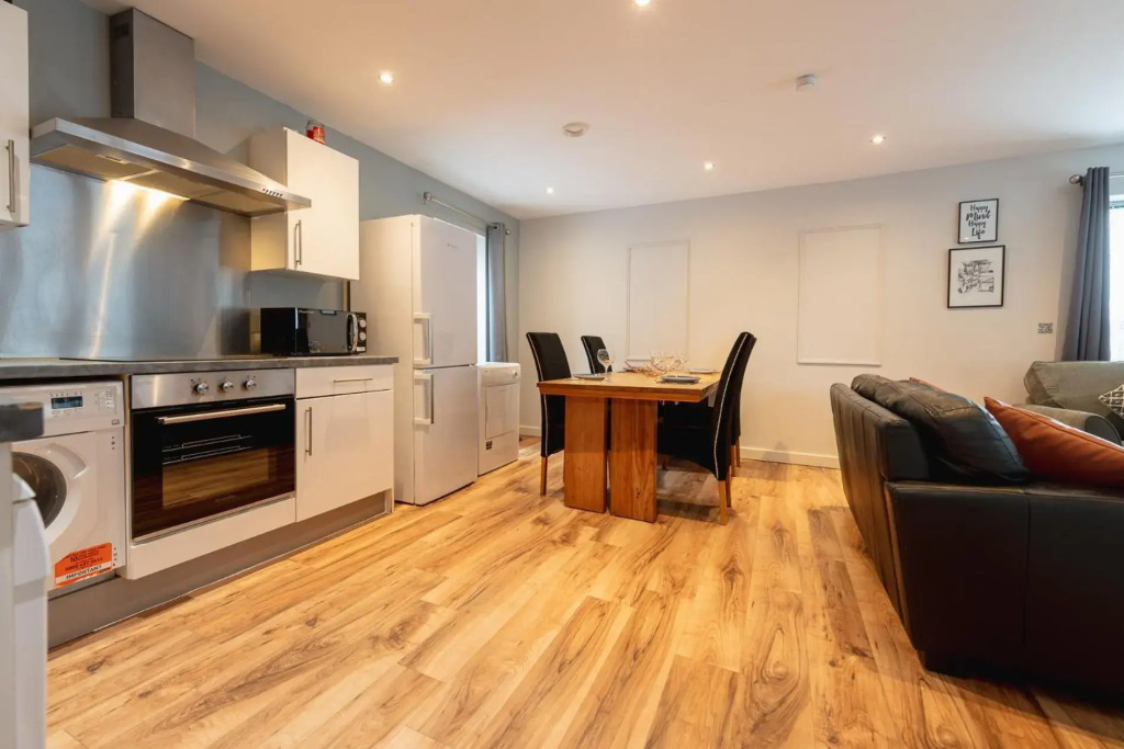 SideMersey Livings - Central Stay In 2 Bedroom Apartment with Parking