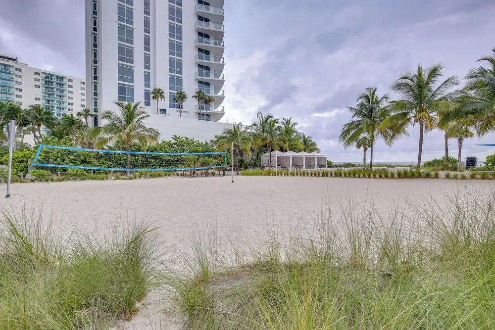 Walk to Hollywood Beach: Upscale 16th-floor Condo